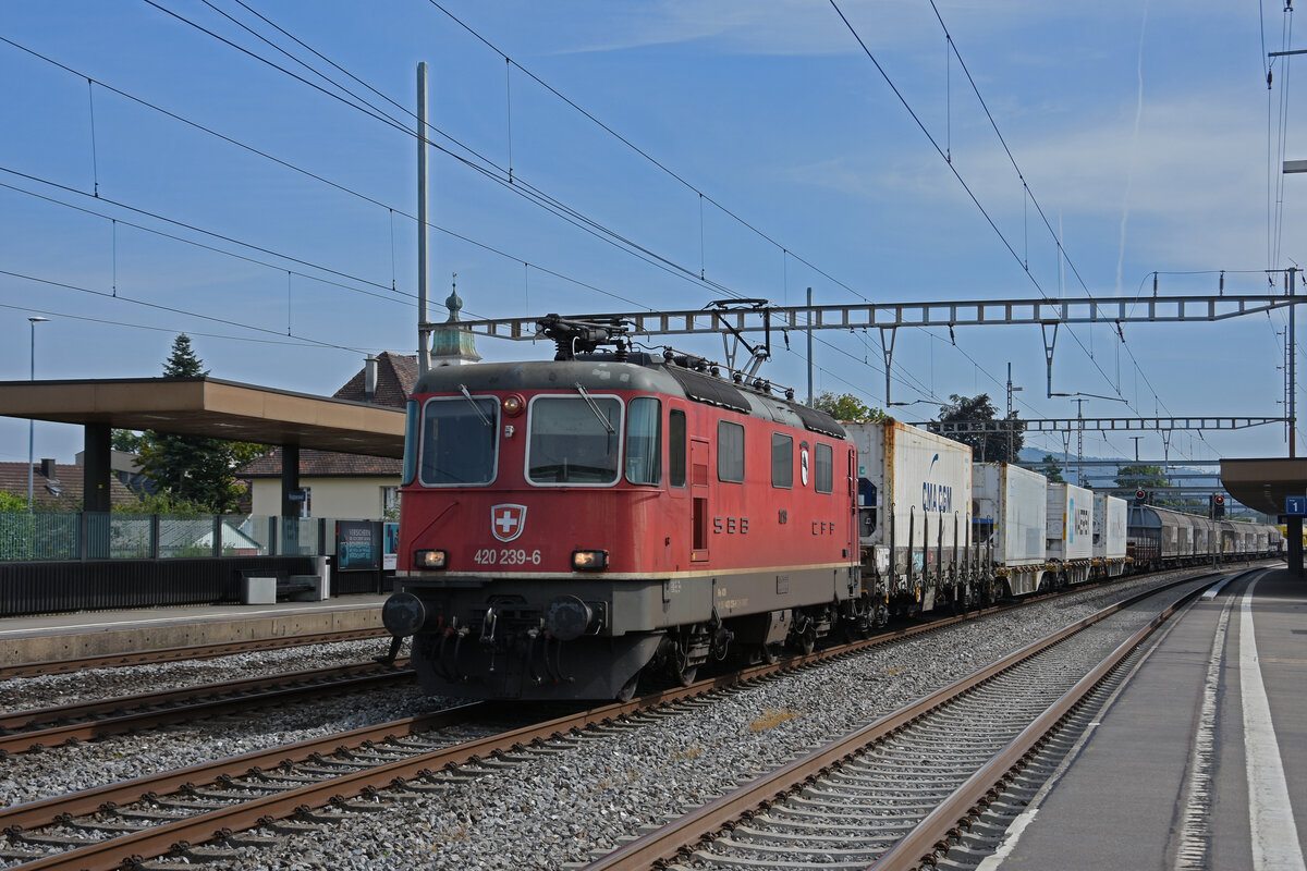Re 420 239-6 durchfährt den Bahnhof Rupperswil. Die Aufnahme stammt vom 07.09.2021.