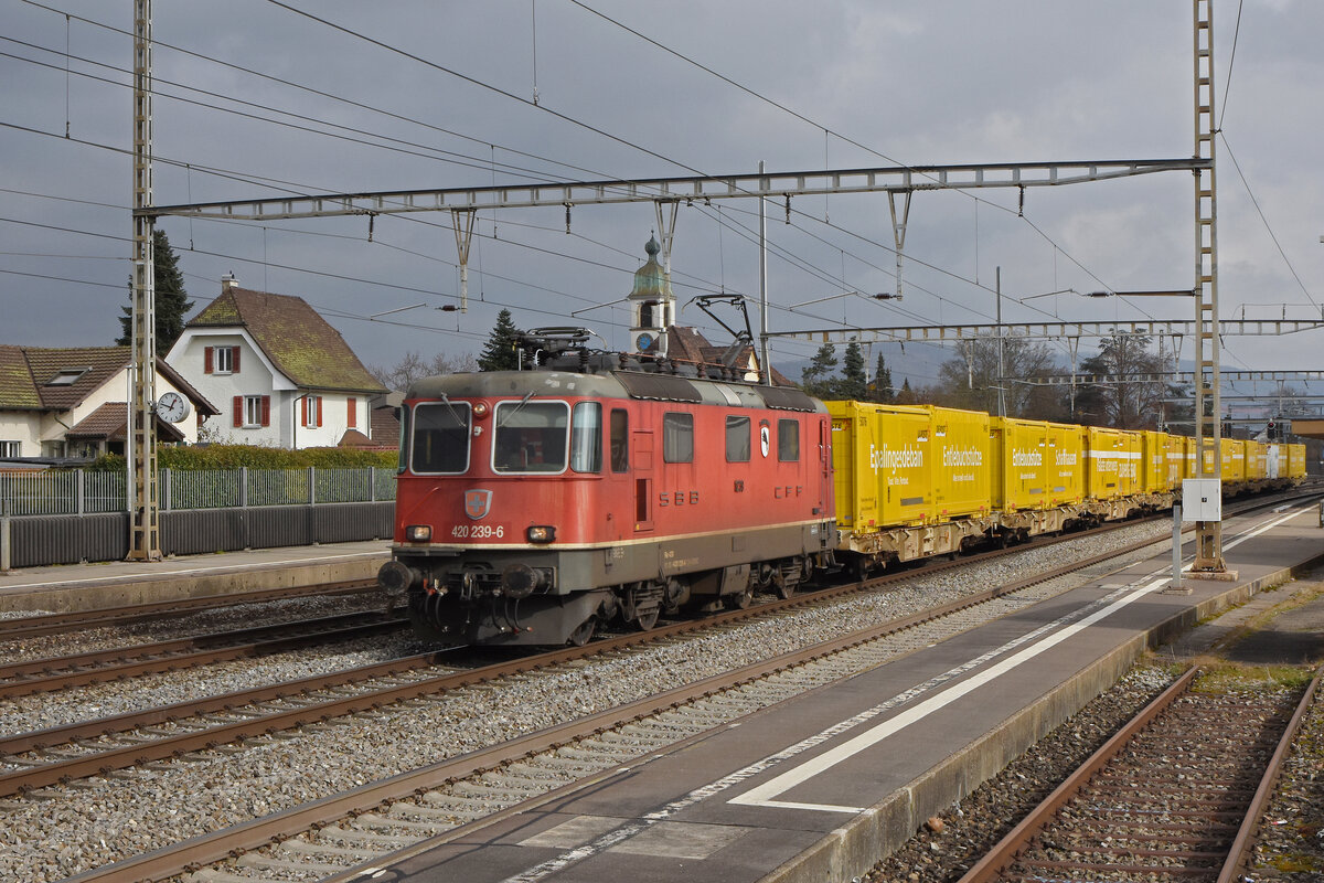 Re 420 239-6 durchfährt den Bahnhof Rupperswil. Die Aufnahme stammt vom 04.02.2022.