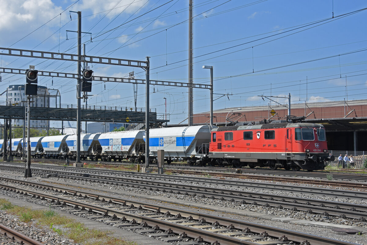 Re 420 239-6 durchfährt den Bahnhof Pratteln. Die Aufnahme stammt vom 11.04.2022.
