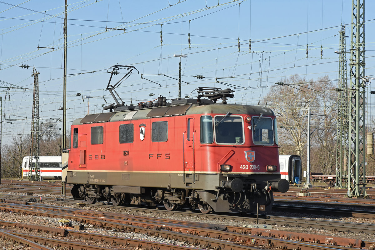 Re 420 239-6 durchfährt solo den badischen Bahnhof. Die Aufnahme stammt vom 26.02.2019.
