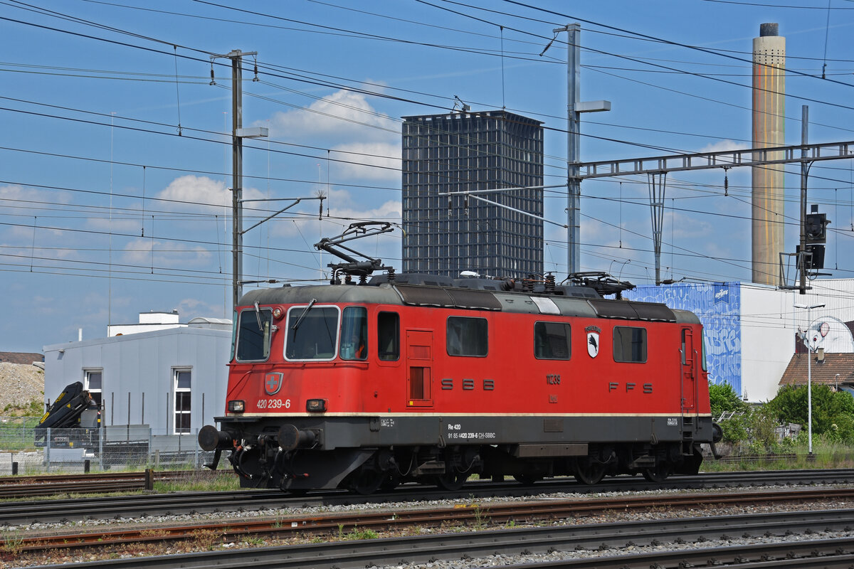 Re 420 239-6 durchfährt solo den Bahnhof Pratteln. Die Aufnahme stammt vom 11.05.2022.