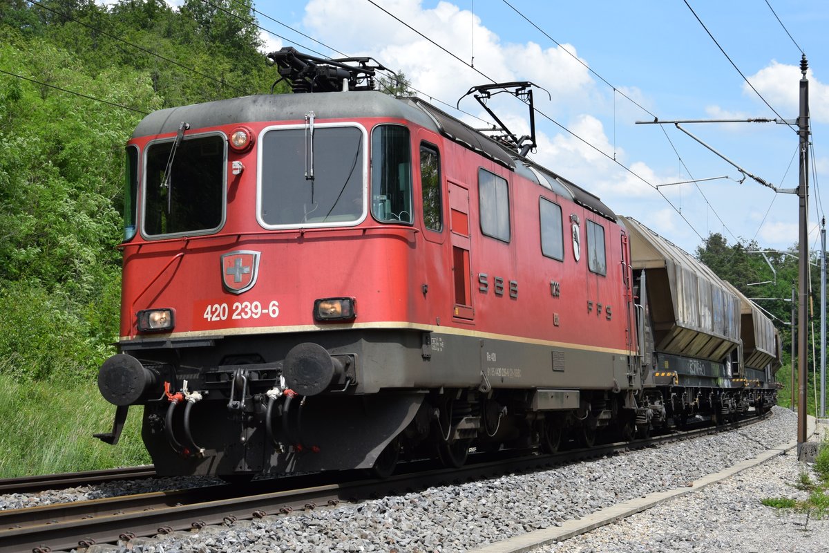 Re 420 239-6  Porrentruy , eine von 2 Re 420 mit Wappen zieht ihren Güterzug bestehend aus 4 Tagnppss bei Schinznach-Dorf am 28.05.2018 in Richtung Basel. Gruss zurück an den freundlichen Lokführer.