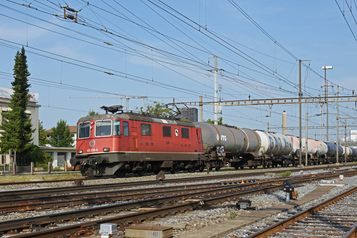 Re 420 239 durchfährt den Bahnhof Pratteln. Die Aufnahme stammt vom 27.08.2019.