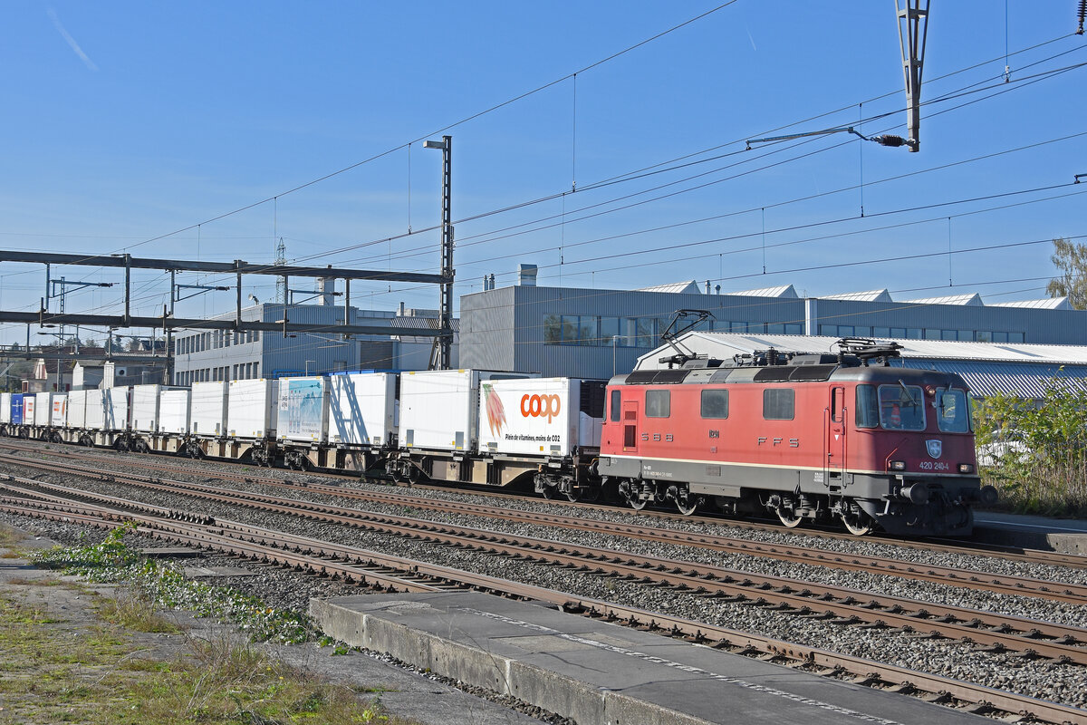 Re 420 240-4 durchfährt am 27.10.2022 den Bahnhof Rupperswil.