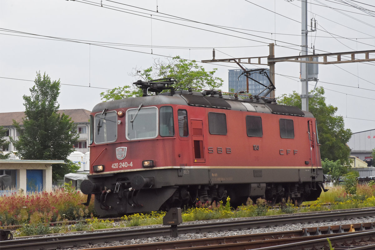 Re 420 240-4 durchfährt den Bahnhof Pratteln. Die Aufnahme stammt vom 11.06.2020.