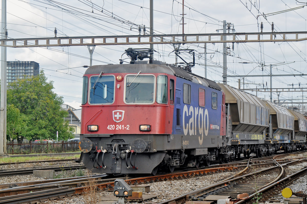 Re 420 241-2 durchfährt den Bahnhof Pratteln. Die Aufnahme stammt vom 18.09.2017.