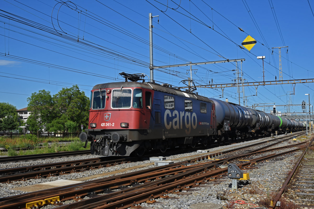 Re 420 241-2 durchfährt den Bahnhof Pratteln. Die Aufnahme stammt vom 12.06.2020.