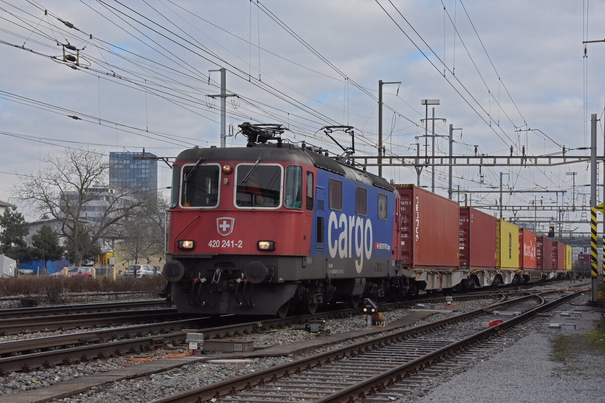 Re 420 241-2 durchfährt den Bahnhof Pratteln. Die Aufnahme stammt vom 17.01.2022.