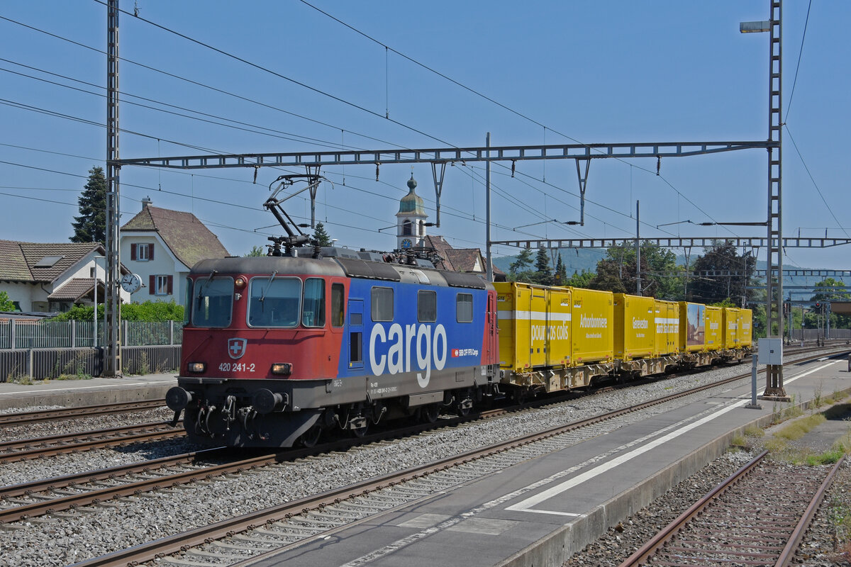 Re 420 241-2 durchfährt den Bahnhof Rupperswil. Die Aufnahme stammt vom 25.07.2022.