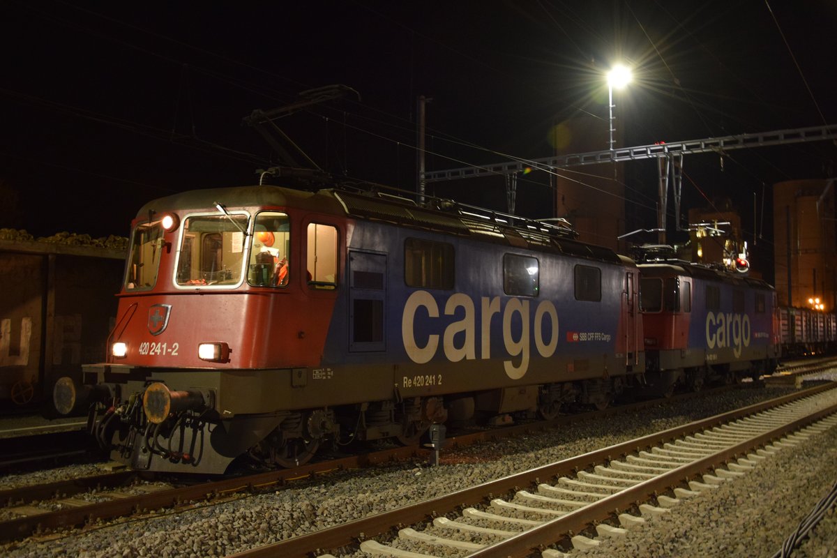 Re 420 241-2 und Re 420 169-5 machen sich am Abend des 25.10.2017 bereit, den auf dem Nebengleis bereitstehenden Zuckerrübenzug in Siggenthal-Station zu übernehmen.