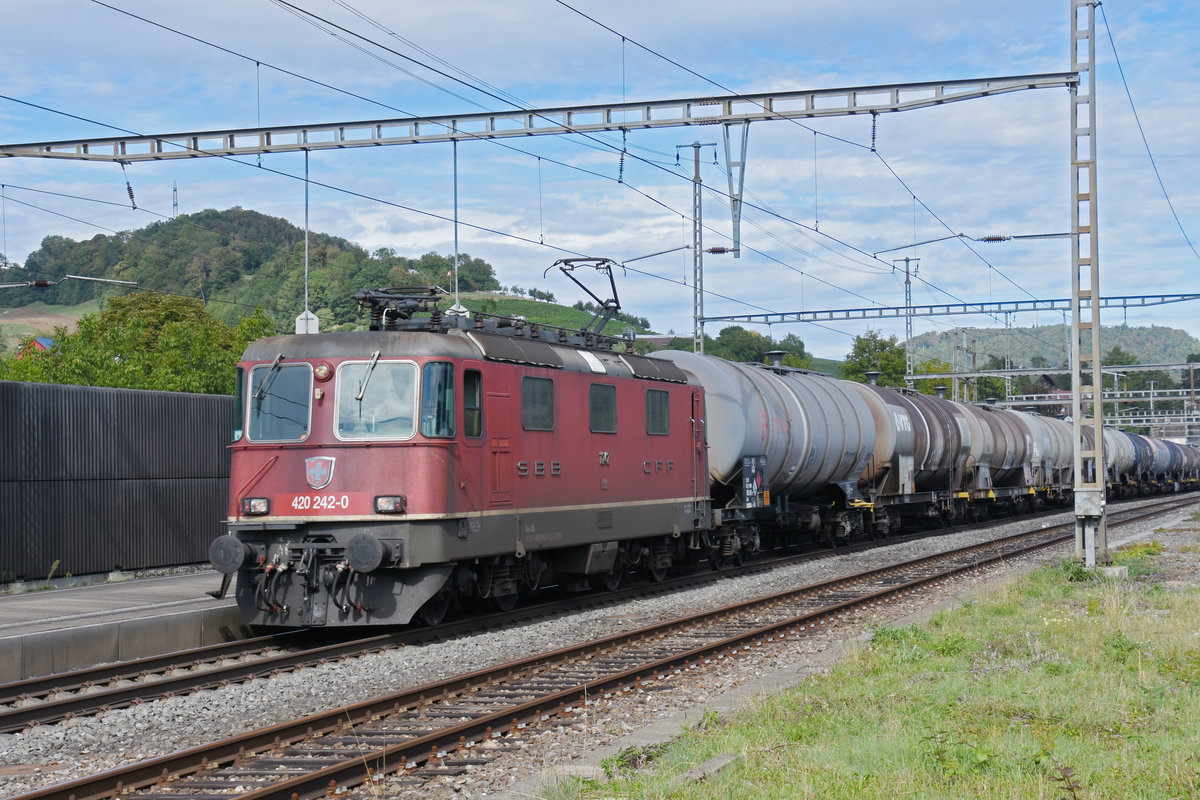 Re 420 242-0 durchfährt den Bahnhof Gelterkinden. Die Aufnahme stammt vom 25.08.2020.