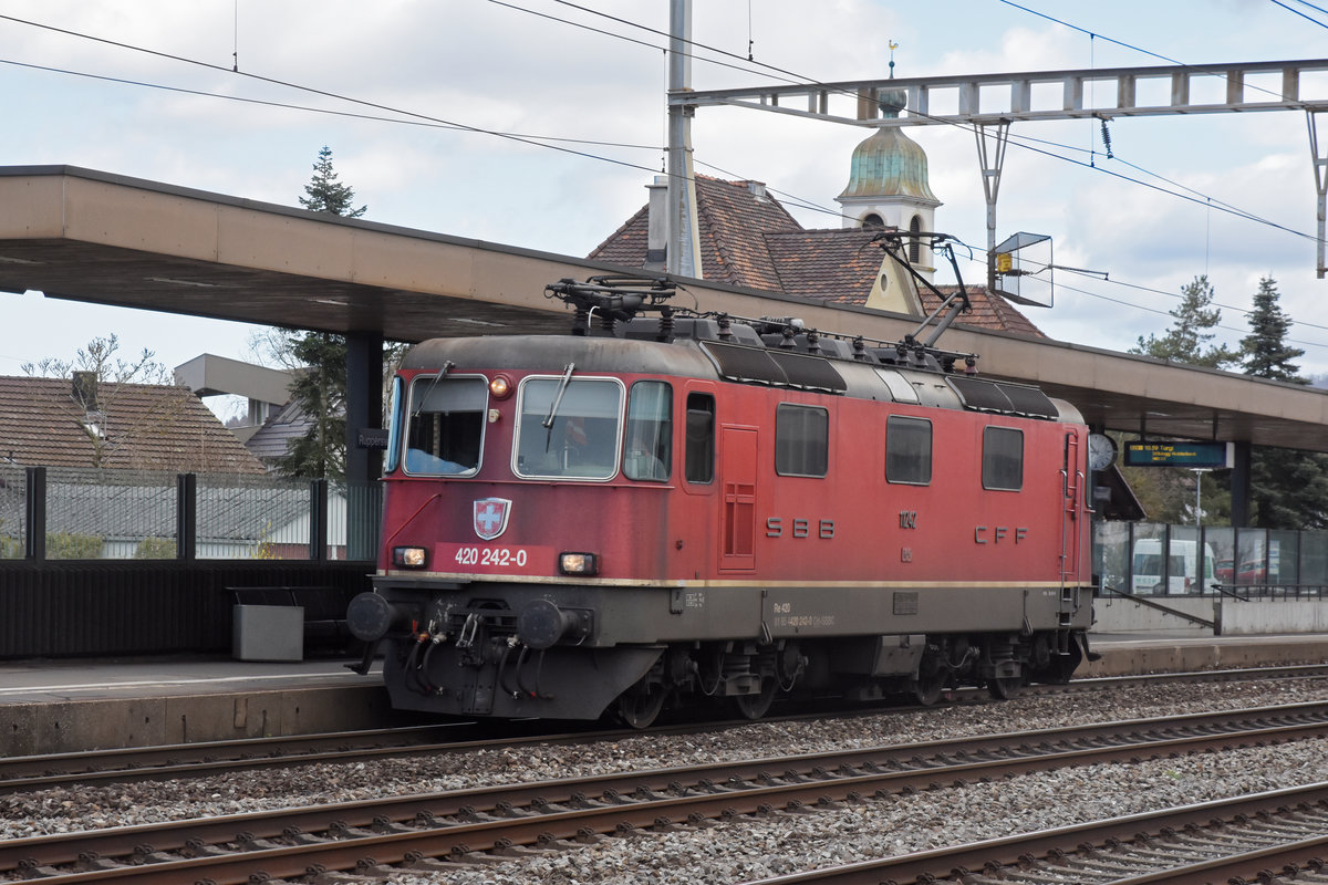 Re 420 242-0 durchfährt solo den Bahnhof Rupperswil. Die Aufnahme stammt vom 13.03.2020.