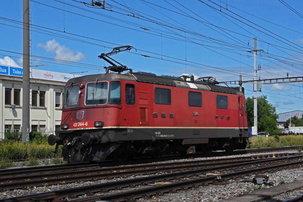 Re 420 244-6 durchfährt solo den Bahnhof Pratteln. Die Aufnahme stammt vom 01.07.2022.