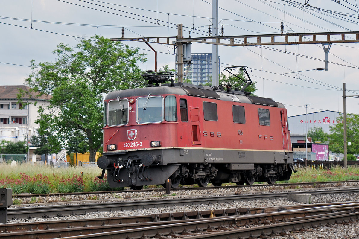 Re 420 245-3 (11245) durchfährt den Bahnhof Pratteln. Die Aufnahme stammt vom 26.05.2017.