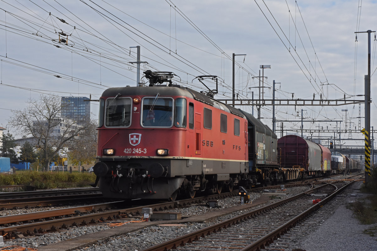 Re 420 245-3 durchfährt den Bahnhof Pratteln. Die Aufnahme stammt vom 13.11.2020.