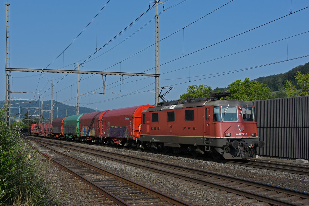 Re 420 245-3 durchfährt den Bahnhof Gelterkinden. Die Aufnahme stammt vom 21.07.2021.