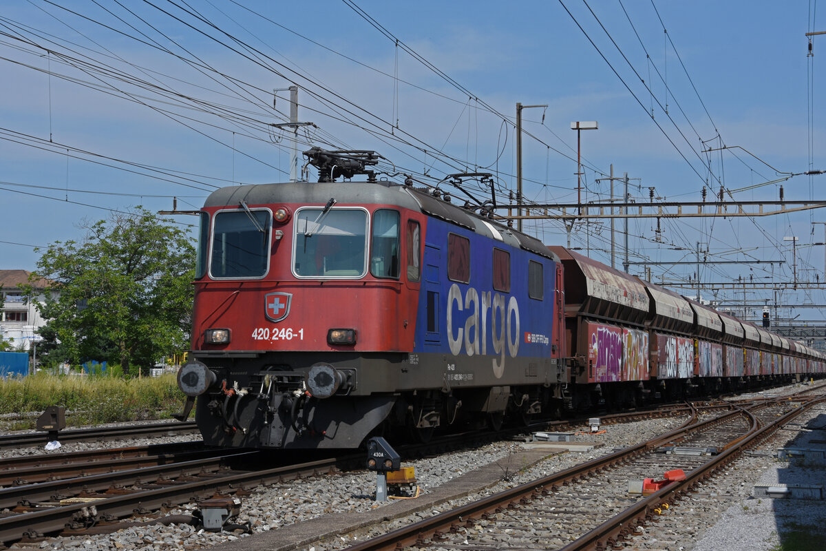 Re 420 246-1 durchfährt den Bahnhof Pratteln. Die Aufnahmestammt vom 23.07.2021.