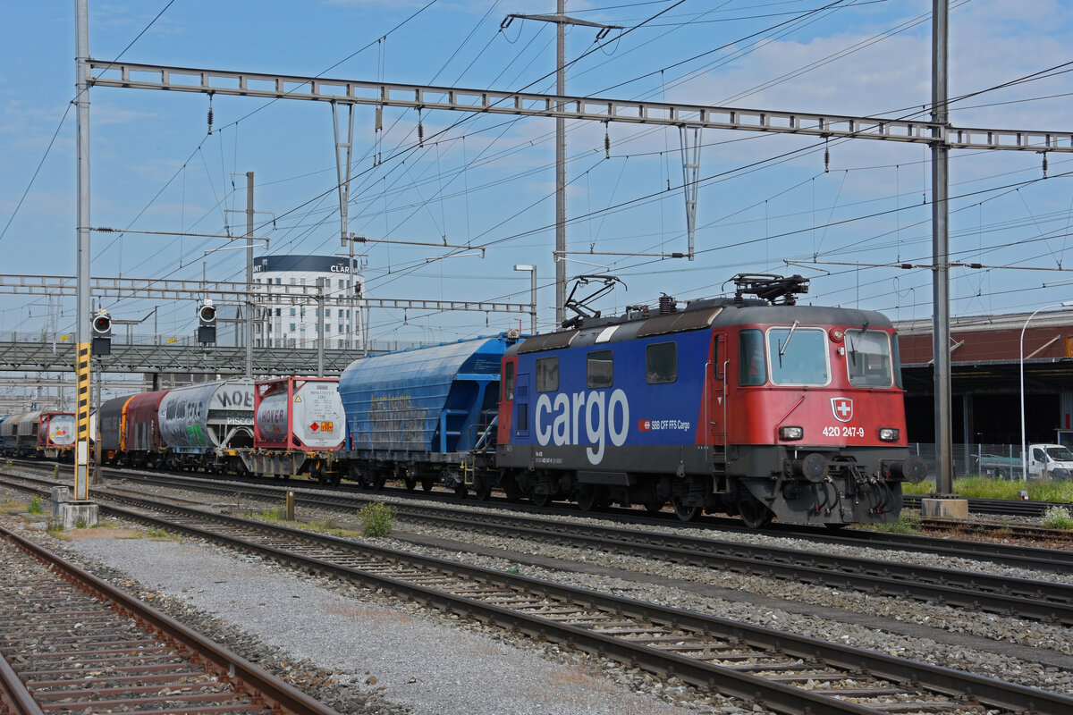 Re 420 247-9 durchfährt den Bahnhof Pratteln. Die Aufnahme stammt vom 04.05.2022.
