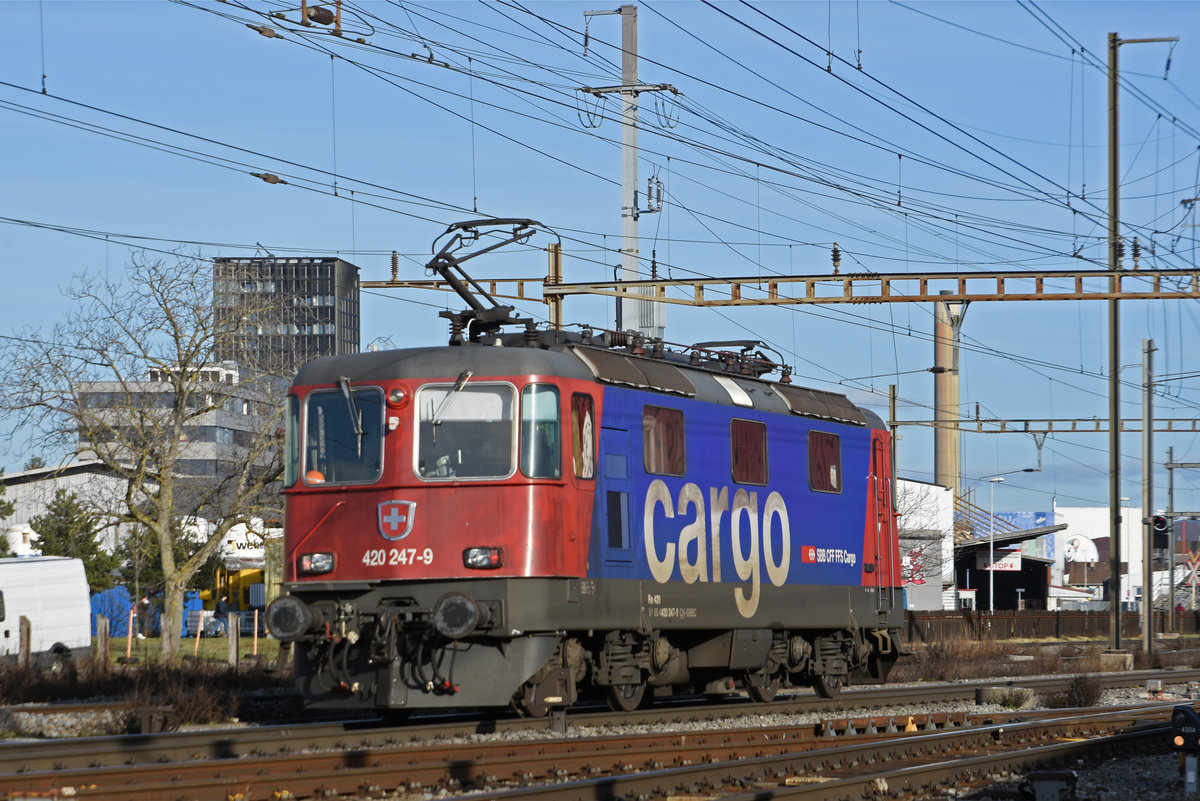 Re 420 247-9 durchfährt solo den Bahnhof Pratteln. Die Aufnahme stammt vom 17.02.2021.