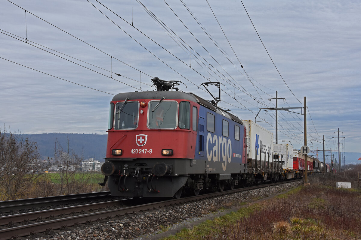 Re 420 247-9 fährt am 16.02.2024 Richtung Bahnhof Pratteln.