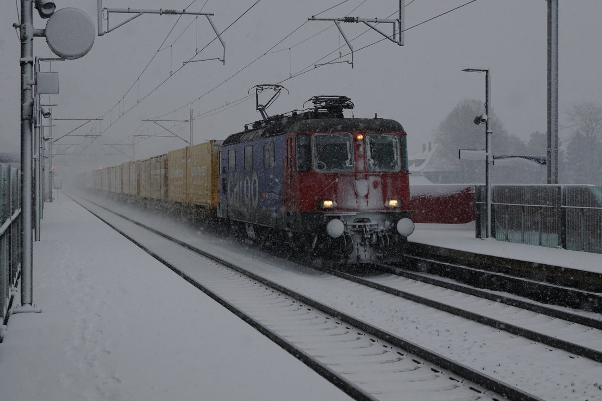 Re 420 247-9 mit einem Postzug in Solothurn-Allmend auf der Fahrt nach Daillens am 12. Januar 2021.
Foto: Walter Ruetsch
