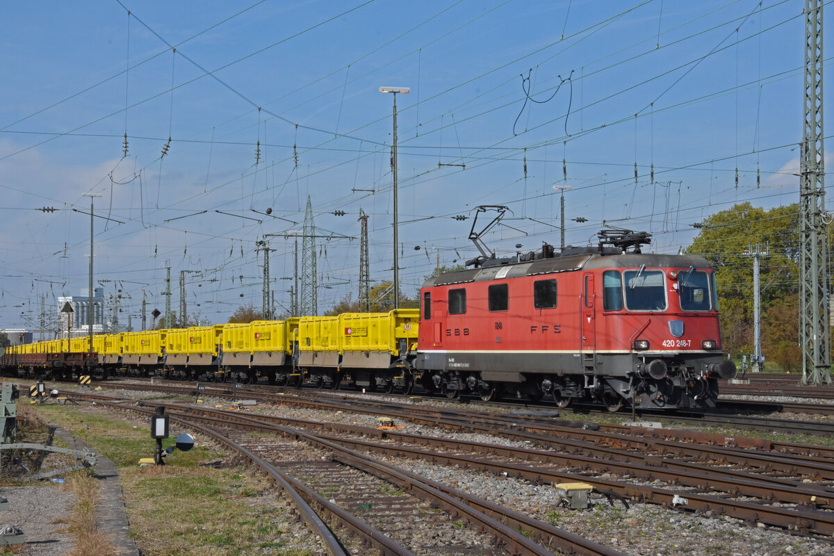 Re 420 248-7 durchfährt am 07.10.2022 den badischen Bahnhof.