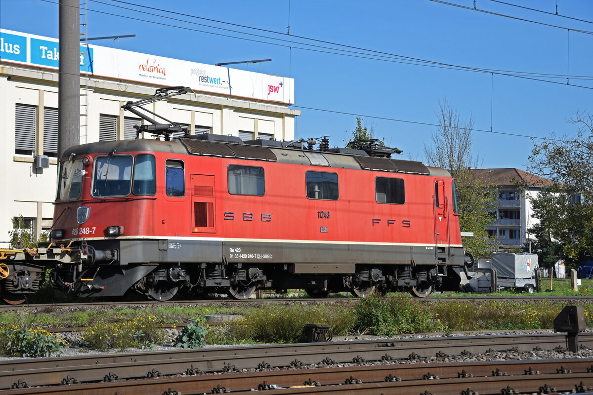 Re 420 248-7 durchfährt am 25.10.2022 den Bahnhof Pratteln.