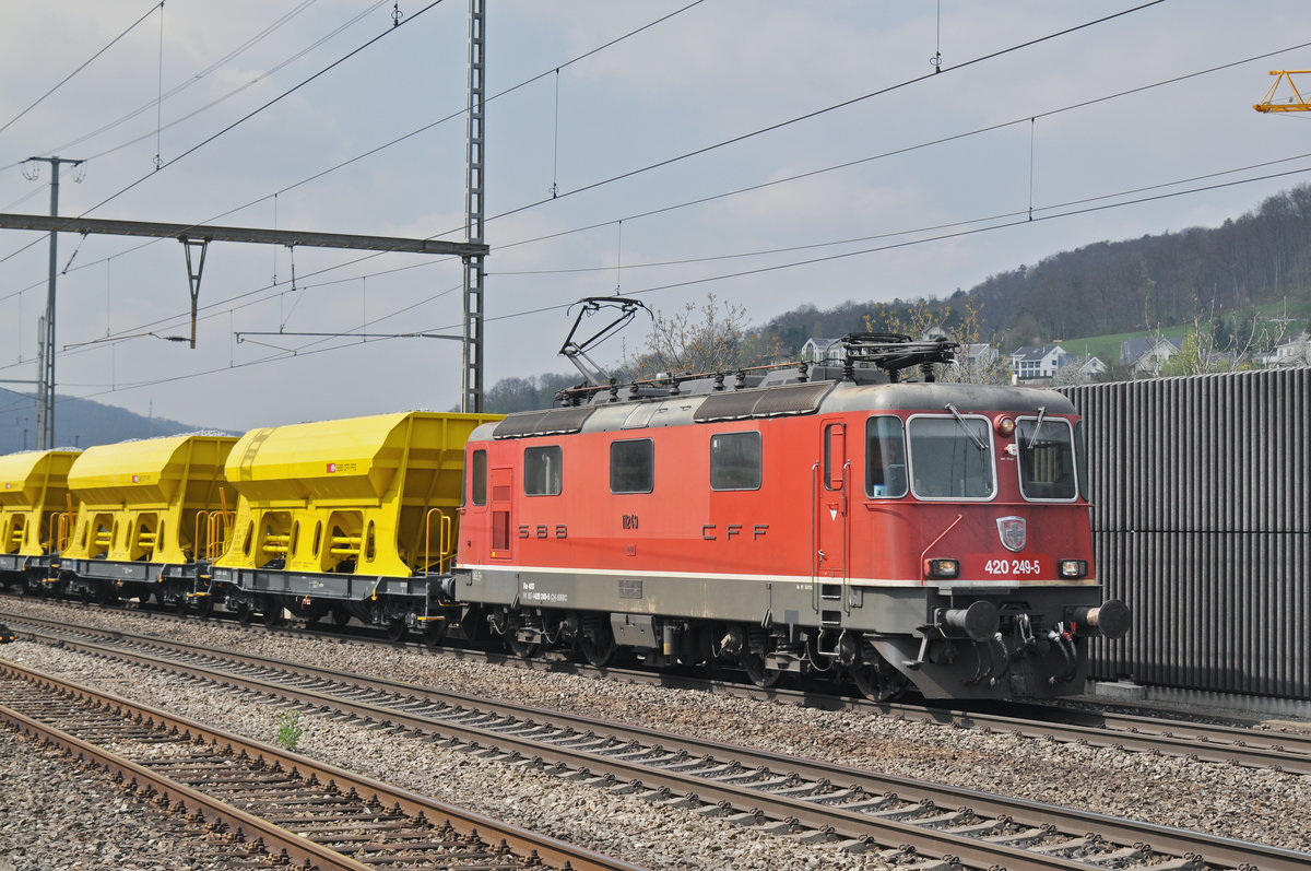Re 420 249-5 (11249) durchfährt den Bahnhof Gelterkinden. Die Aufnahme stammt vom 06.04.2017.