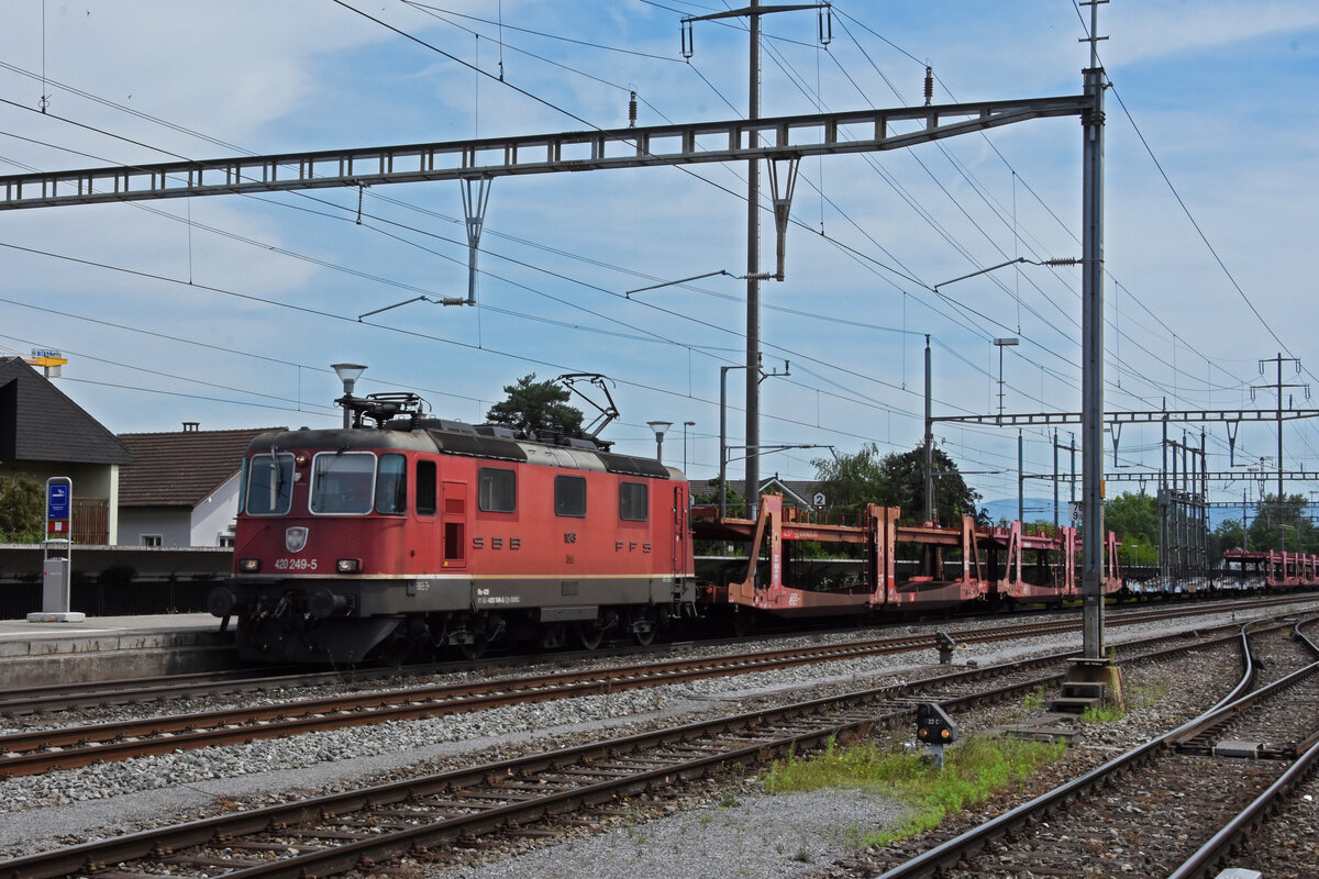 Re 420 249-5 durchfährt den Bahnhof Kaiseraugst. Die Aufnahme stammt vom 28.06.2021.