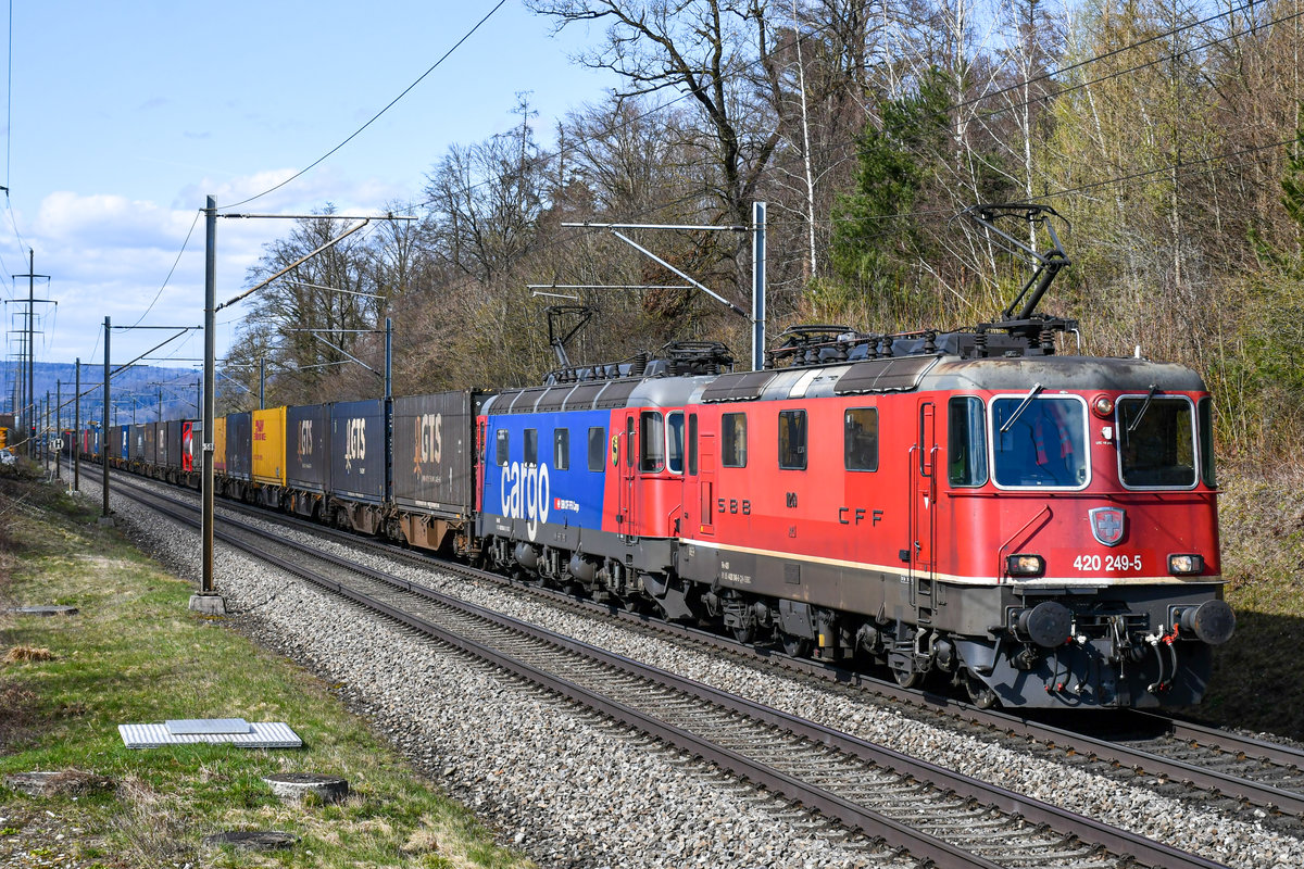 Re 420 249-5 ist gemeinsam mit Re 6/6 11663  Eglisau  unterwegs in den Süden, aufgenommen bei Brunegg AG am 27.03.2021.