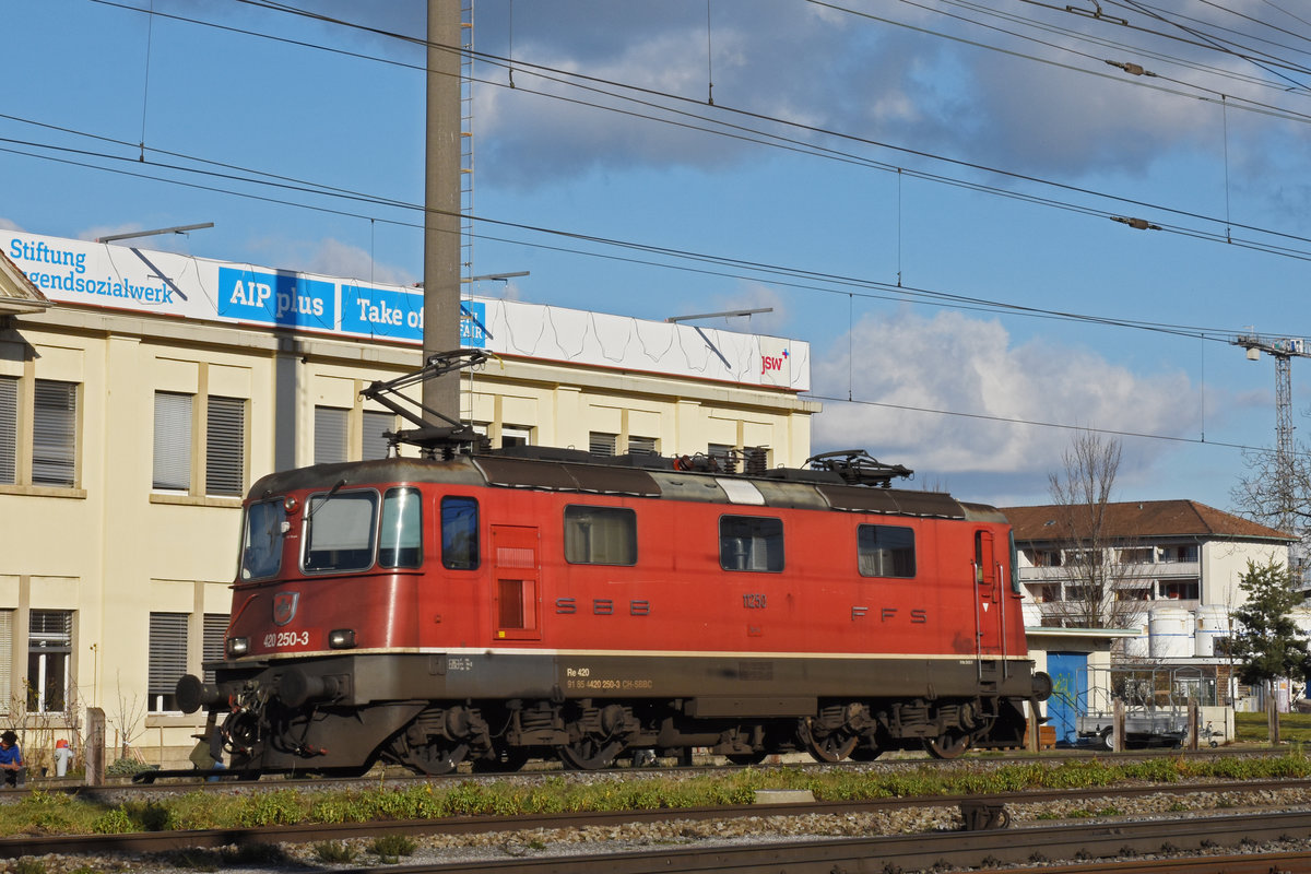 Re 420 250-3 durchfährt den Bahnhof Pratteln. Die Aufnahme stammt vom 05.02.2020.