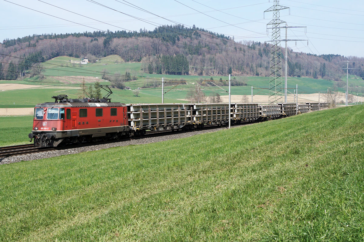 Re 420 250-3 mit Sonderleistung bei Wynigen am 27. März 2020.
Foto: Walter Ruetsch