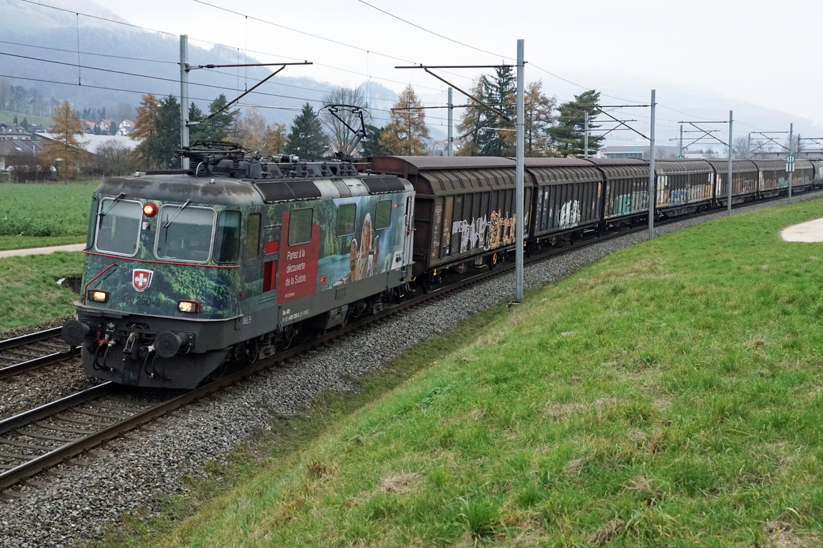 Re 420 250-3 mit Werbeanstrich bei Niederbipp am 30. November 2020.
Foto: Walter Ruetsch