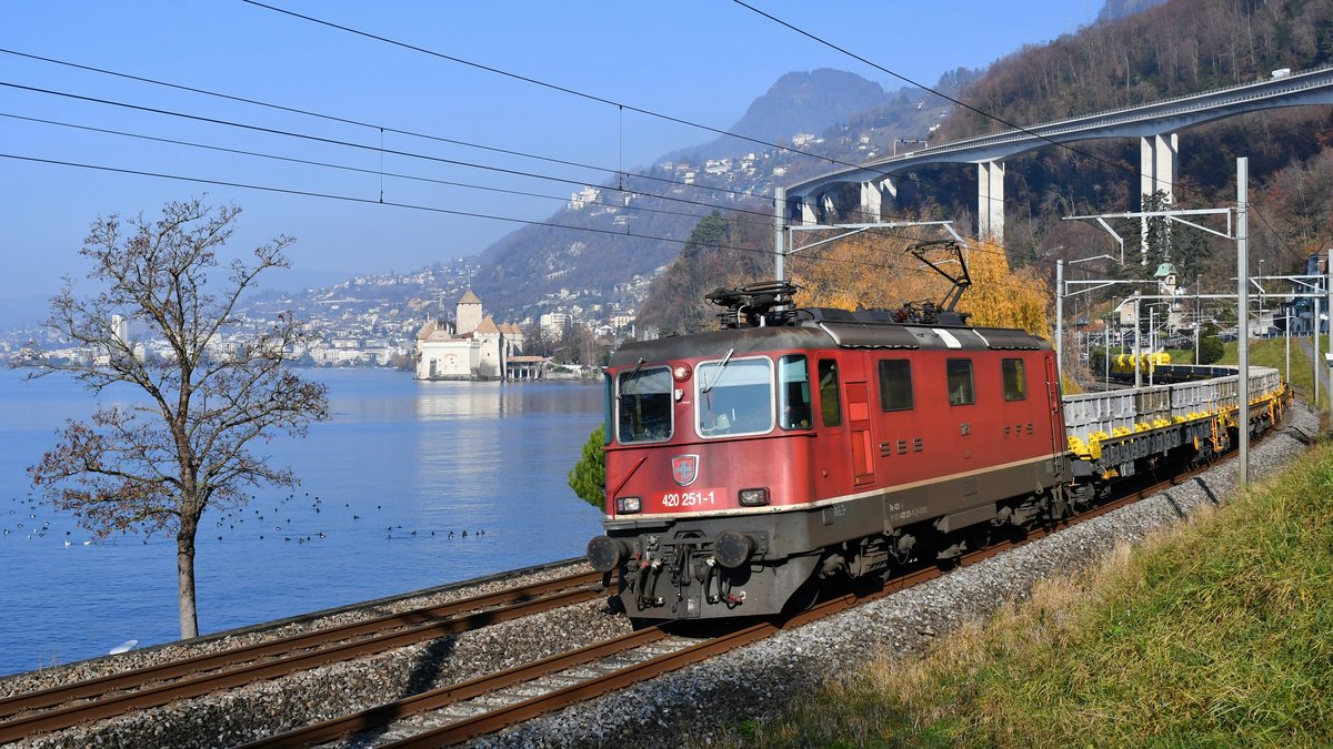 Re 420 251-1 auf dem Weg nach St. Maurice, aufgenommen zwischen Montreux und Villeneuve am 26.11.2020.