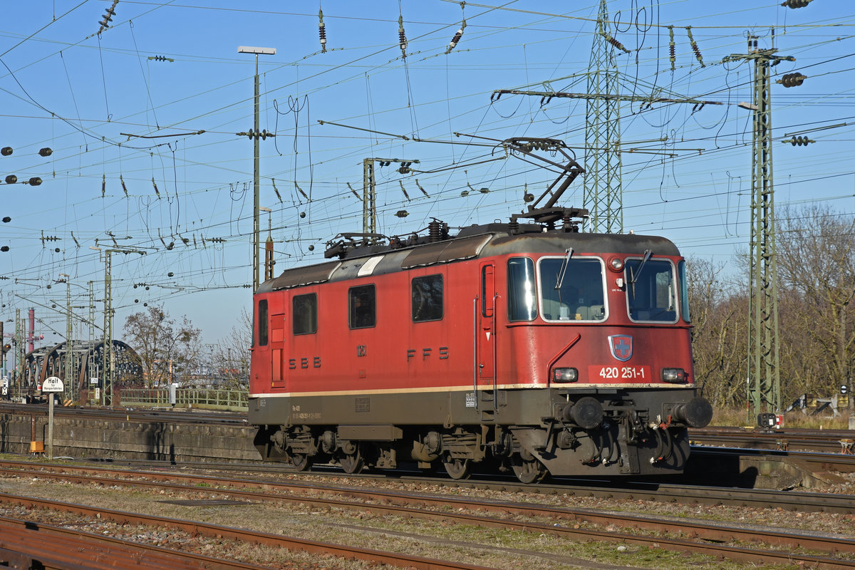 Re 420 251-1 durchfährt den badischen Bahnhof. Die Aufnahme stammt vom 30.12.2019.