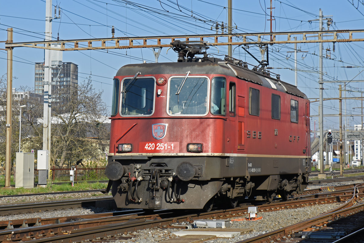 Re 420 251-1 durchfährt den Bahnhof Pratteln. Die Aufnahme stammt vom 24.03.2020.