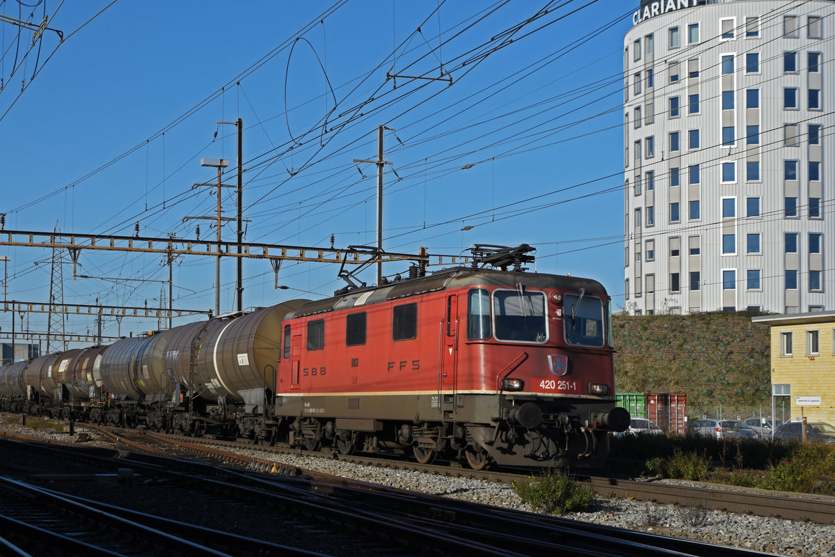 Re 420 251-1 durchfährt den Bahnhof Pratteln. Die Aufnahme stammt vom 18.11.2020.