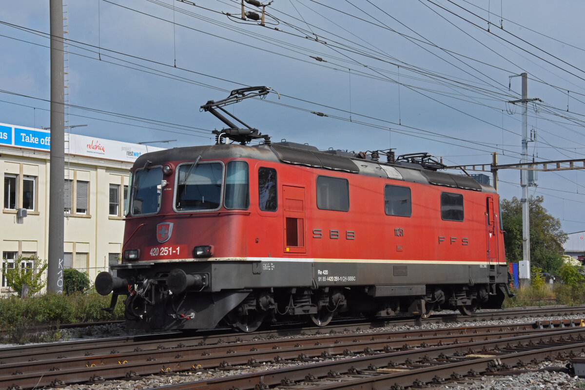 Re 420 251-1 durchfährt den Bahnhof Pratteln. Die Aufnahme stammt vom 21.09.2021.