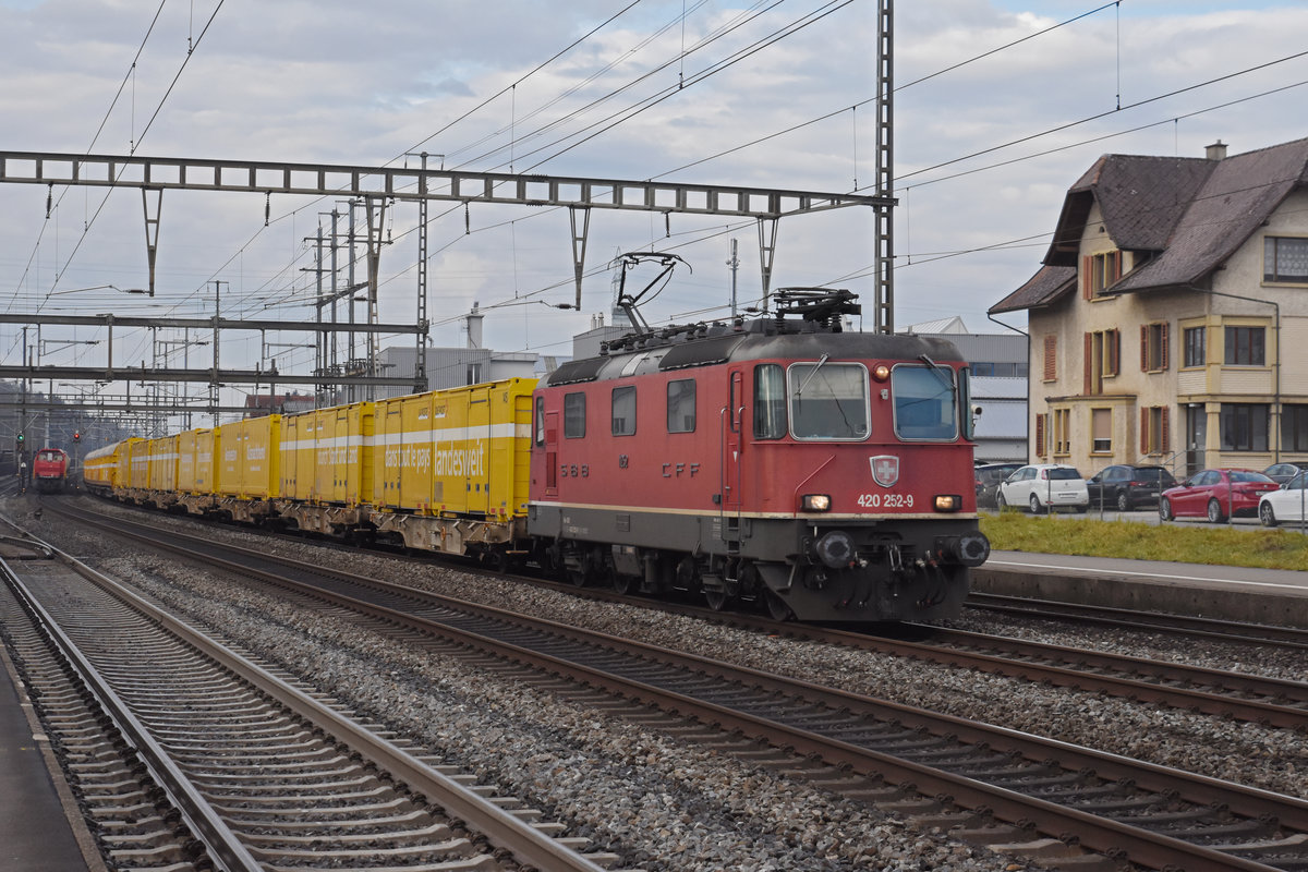 Re 420 252-9 durchfährt den Bahnhof Rupperswil. Die Aufnahme stammt vom 17.01.2020.