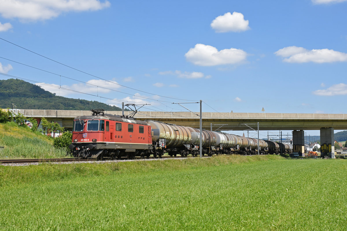 Re 420 252-9 fährt Richtung Bahnhof Itingen. Die Aufnahme stammt vom 19.06.2018.
