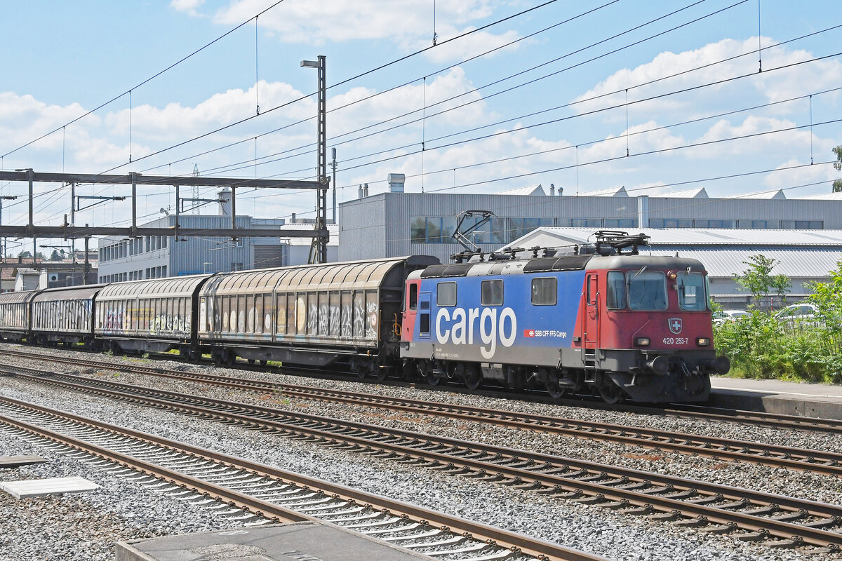 Re 420 253-7 durchfährt am 30.05.2023 den Bahnhof Rupperswil.