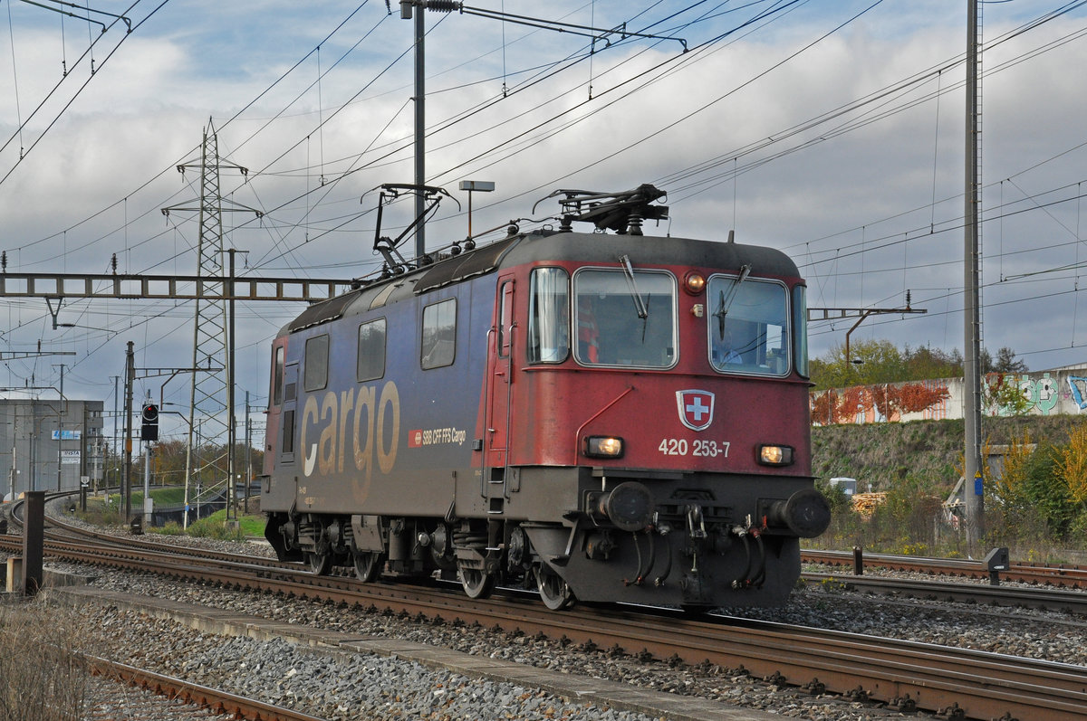 Re 420 253-7 durchfährt solo den Bahnhof Pratteln. Die Aufnahme stammt vom 30.10.2020.