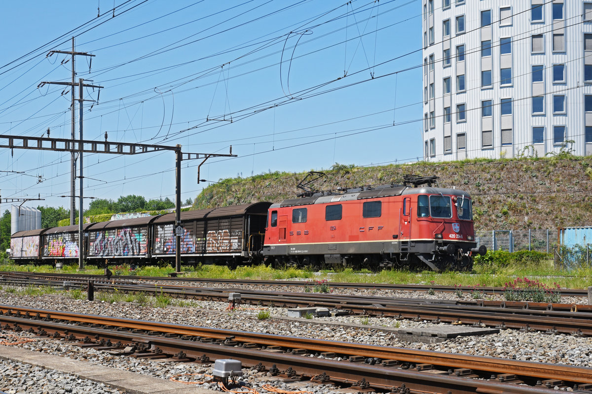 Re 420 254-5 durchfährt den Bahnhof Pratteln. Die Aufnahme stammt vom 18.05.2020.