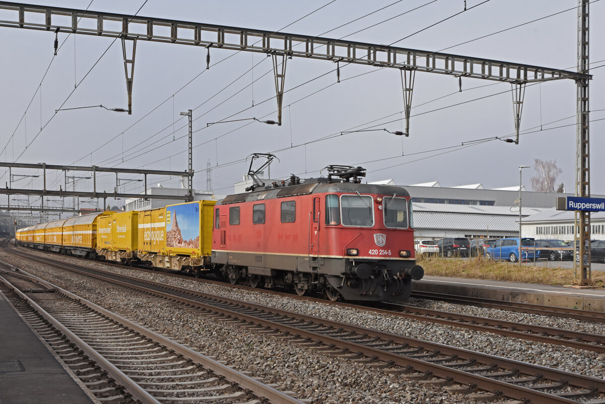 Re 420 254-5 durchfährt den Bahnhof Rupperswil. Die Aufnahme stammt vom 04.02.2022.