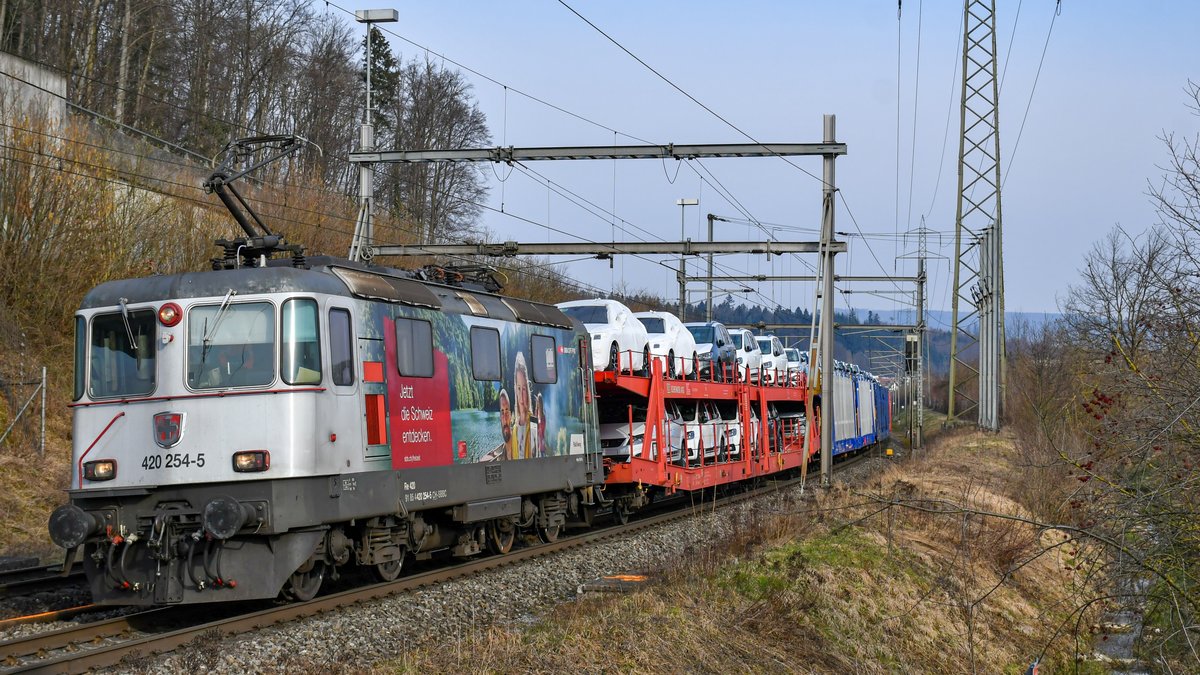 Re 420 254-5 erreicht mit ihrem Autozug am Vormittag des 09.03.2021 Lupfig AG.