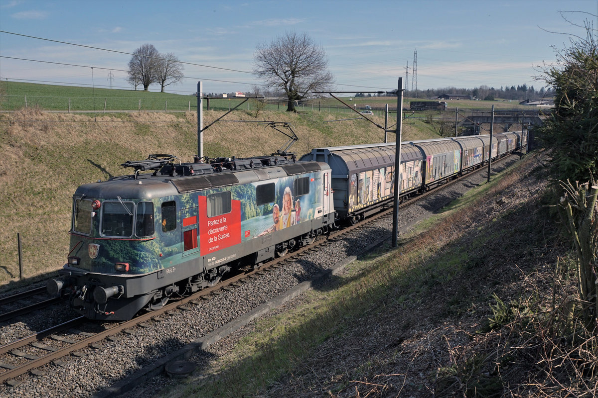 Re 420 254-5 mit Werbeanstrich bei Niederbipp am 23. März 2021.
Foto: Walter Ruetsch