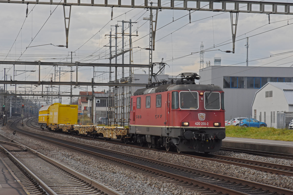 Re 420 255-2 durchfährt den Bahnhof Rupperswil. Die Aufnahme stammt vom 17.01.2020.