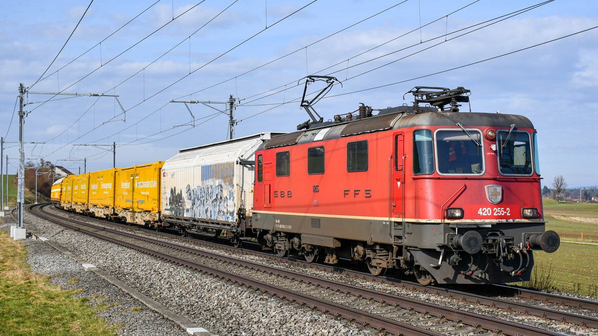 Re 420 255-2 ist mit einem Postzug in den Süden unterwegs, aufgenommen bei Boswil AG am 19.02.2021.