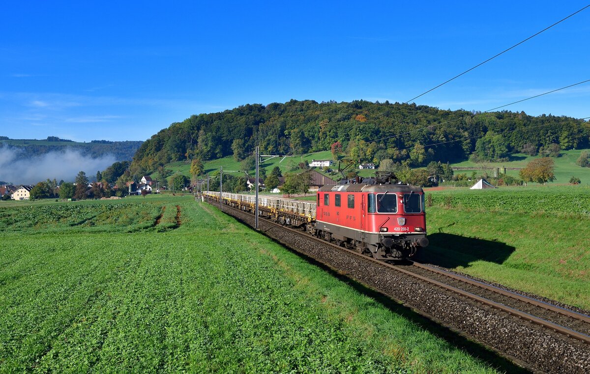 Re 420 255 mit einem Kieszug am 05.10.2022 bei Würenlos.