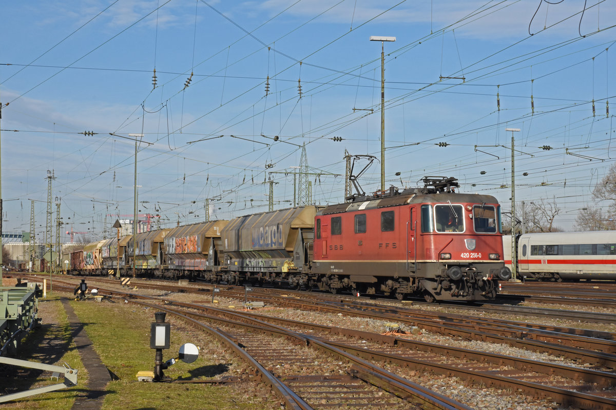 Re 420 256-0 durchfährt den badischen Bahnhof. Die Aufnahme stammt vom 19.12.2019.